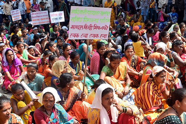 वांद्रे उपनगर जिल्हाधिकारी कार्यालयावर आदिवासी बांधवांचा मोर्चा