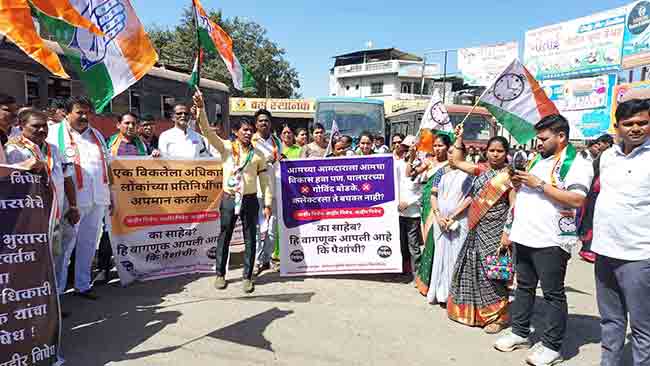 महाविकास आघाडीच्या वतीने जिल्हाधिका-यांचा निषेध