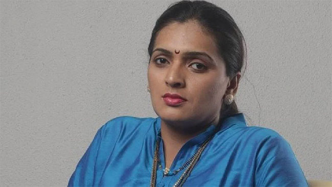 रुपाली ठोंबरे यांच्याकडून मतदानाच्या गोपनियतेचा भंग