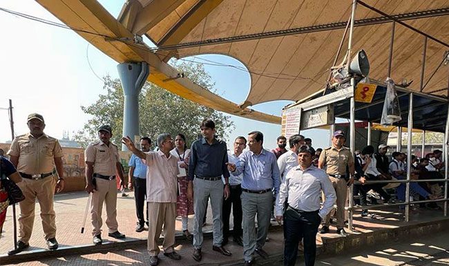 ठाणे स्टेशनचा प्रयोग मुंबईत का नाही?