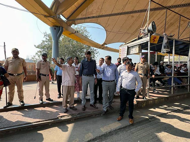 ठाणे स्टेशनचा प्रयोग मुंबईत का नाही?