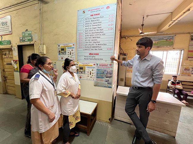 आरोग्य केंद्रात डॉक्टर अनुपस्थित, आरोग्यसेवेची वानवा...आयुक्तांनी घेतलं फैलावर