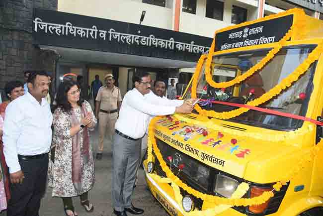 रस्त्यावर फिरणाऱ्या मुलांसाठीच्या बालस्नेही बसचे जिल्हाधिकाऱ्यांच्या हस्ते उद्घाटन