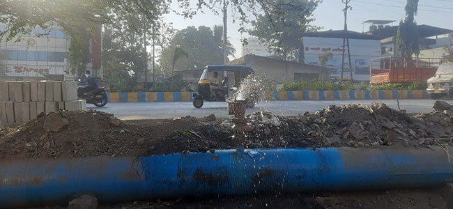 कल्याणमध्ये पाइपलाइन मधून पुन्हा पाण्याची गळती