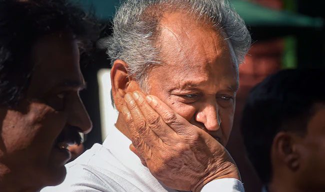 गेहलोत सरकारचा पाय खोलात