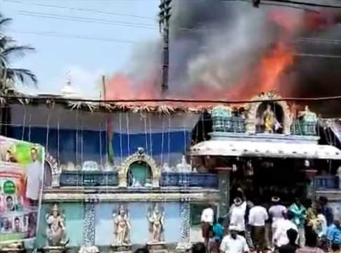 रामनवमीच्या उत्सवात आणखी एक दुर्घटना, मंदिरात लागली भीषण आग