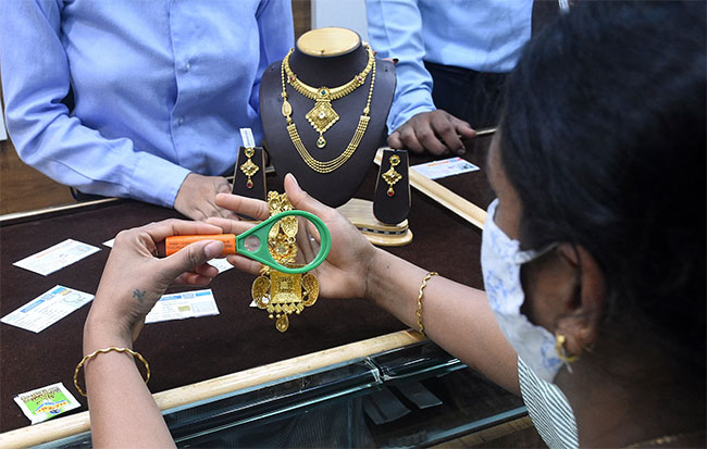 गुढीपाडव्याच्याच दिवशी सोन्याचा भाव घसरला, जाणून घ्या आजचा भाव
