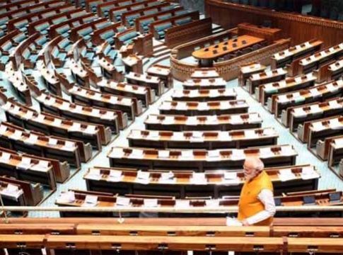 पंतप्रधान मोदींची संसदेला अचानक भेट, पाहा फोटो