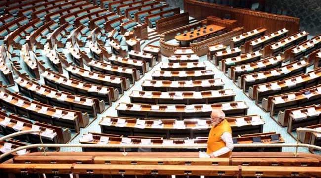 पंतप्रधान मोदींची संसदेला अचानक भेट, पाहा फोटो