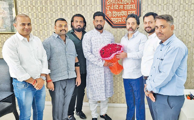 निलेश राणे यांच्या वाढदिवसानिमित्त दिव्यांगांना व्हीलचेअर्सचे वाटप