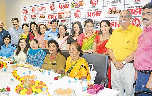 करिअरसाठी संघर्ष करणाऱ्या महिला