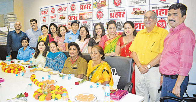 करिअरसाठी संघर्ष करणाऱ्या महिला