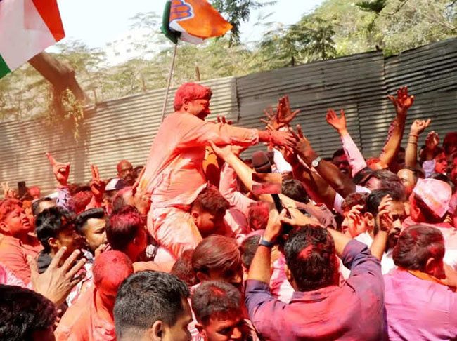 कसब्यातील प्रतिष्ठेच्या निवडणूकीत काँग्रेसचे रवींद्र धंगेकर विजयी