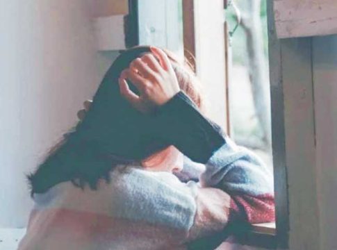 कावळा फक्त बाईलाच का शिवतो?