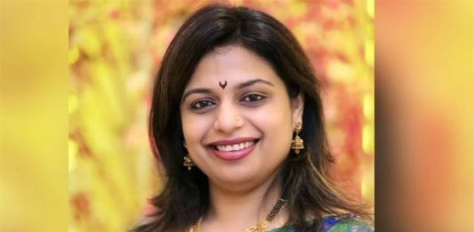 उद्धव ठाकरे म्हणाले, एक दाखवा; शीतल म्हात्रेंनी दिली चार उदाहरणे
