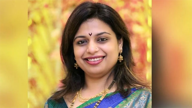 उद्धव ठाकरे म्हणाले, एक दाखवा; शीतल म्हात्रेंनी दिली चार उदाहरणे