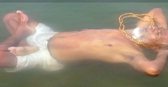 पाण्यावर 'तरंग आसन' करून गायला हरिपाठ