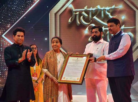 व्हर्सेटाईल या शब्दाची व्याख्या म्हणजे आशा भोसले: देवेंद्र फडणवीस