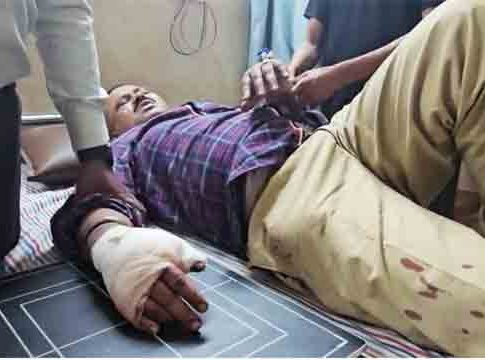 खड्ड्याने घेतला वाहतूक पोलिसाचा बळी! ट्रकने दोघांना चिरडले!