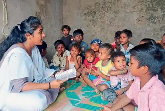 रिक्षा चालकाची मुलगी बनली वीटभट्टीवरील चिमुकल्यांची शिक्षिका