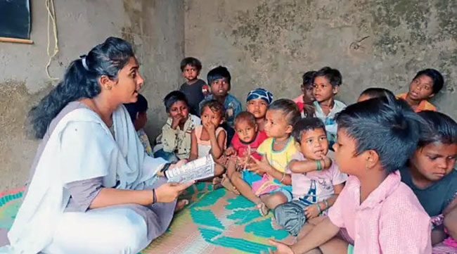 रिक्षा चालकाची मुलगी बनली वीटभट्टीवरील चिमुकल्यांची शिक्षिका
