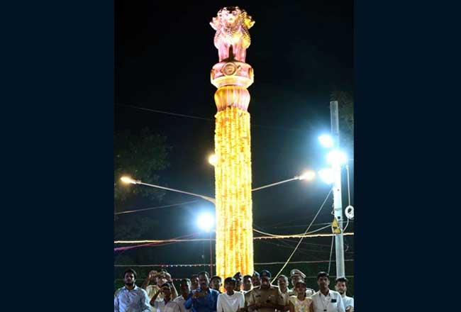 मुख्यमंत्र्यांच्या हस्ते चेंबूरमध्ये अशोकस्तंभाचे लोकार्पण