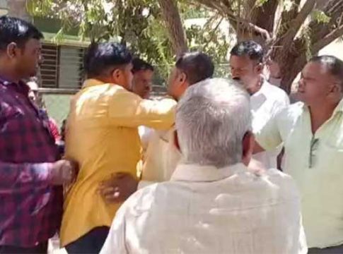 बाळूमामा देवस्थानच्या ट्रस्टींची रस्त्यावर फ्री स्टाईल हाणामारी, वाद चव्हाट्यावर