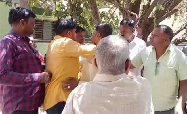 बाळूमामा देवस्थानच्या ट्रस्टींची रस्त्यावर फ्री स्टाईल हाणामारी, वाद चव्हाट्यावर