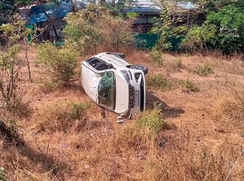 पुजेसाठी गेलेल्या नातेवाईकांच्या कारला परतीच्या प्रवासात अपघात