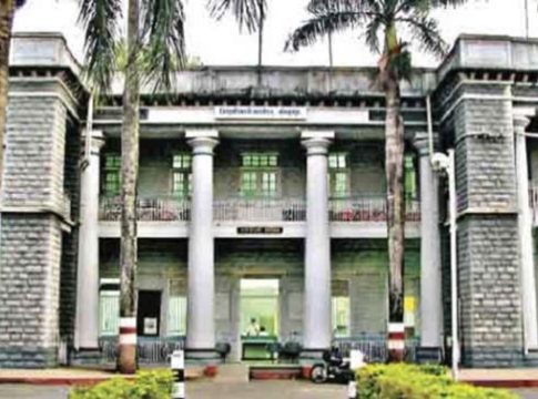 आता माझी सटकली! न्यायालयाने दिले जिल्हाधिकारी कार्यालयातील खुर्च्या, लॅपटॉप, गाडी जप्त करण्याचे आदेश