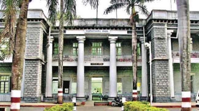 आता माझी सटकली! न्यायालयाने दिले जिल्हाधिकारी कार्यालयातील खुर्च्या, लॅपटॉप, गाडी जप्त करण्याचे आदेश