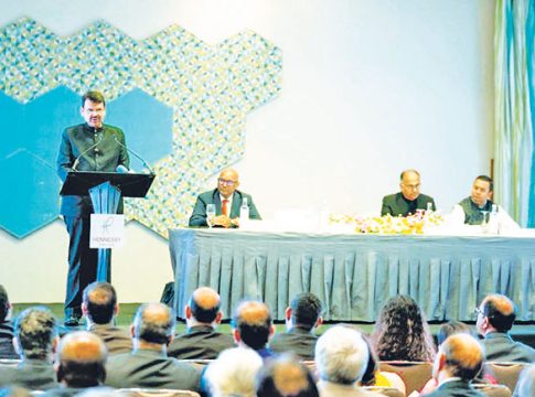 महाराष्ट्रात गुंतवणूक करा : फडणवीस