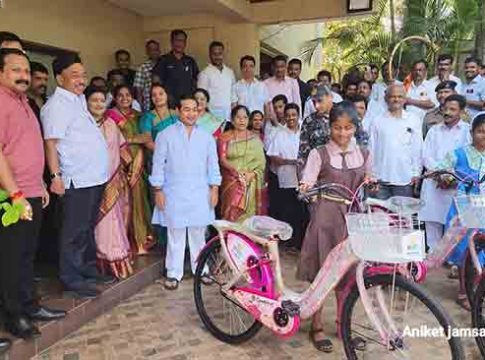 केंद्रीय मंत्री नारायण राणे यांच्या वाढदिवसानिमित्त शाळकरी मुलींना मोफत सायकल वाटप