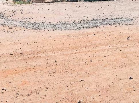 नागरिकांच्या घरात धुळीचे साम्राज्य, ठेकेदाराच्या हलगर्जीपणामुळे नागरिक हैराण