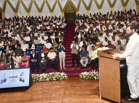 पुढील दोन वर्षांत मुंबईतील रस्ते खड्डेमुक्त, मुख्यमंत्र्यांची ग्वाही