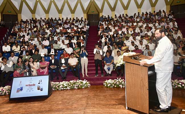 पुढील दोन वर्षांत मुंबईतील रस्ते खड्डेमुक्त, मुख्यमंत्र्यांची ग्वाही