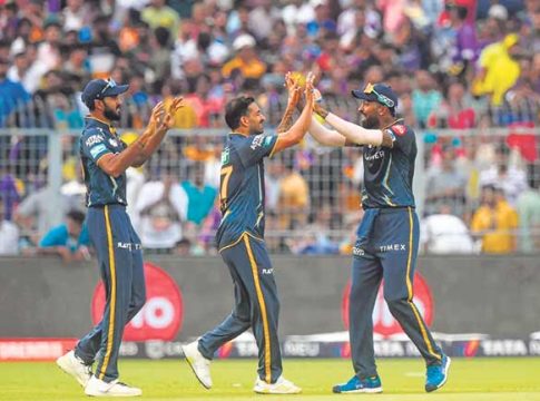 गुजरातसमोर कोलकाता हतबल