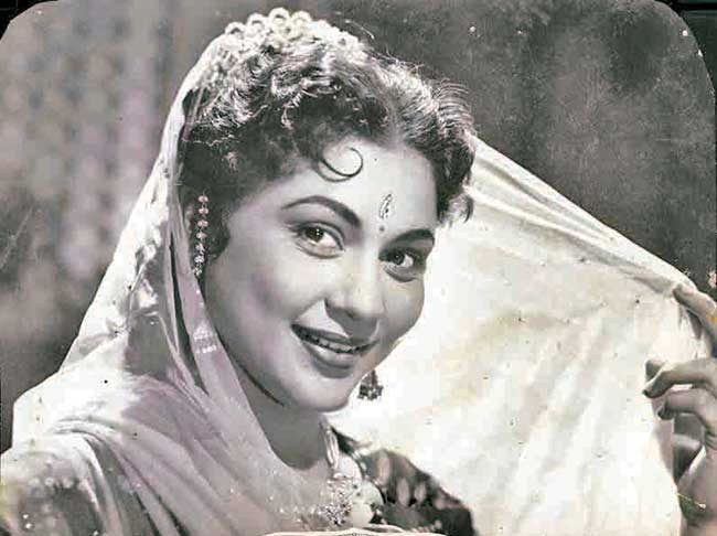 जरा सामने तो आओ...