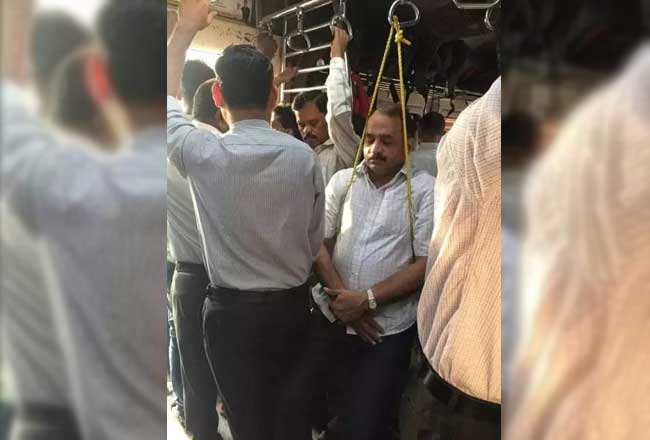 लोकल ट्रेनमध्ये उभ्या-उभ्या झोप घ्यायचीय? हा घ्या जुगाड