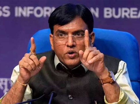Corona Vaccine: कोरोना लसीबाबत केला जाणारा 'हा' खळबळजनक दावा आरोग्यमंत्र्यांनी फेटाळला
