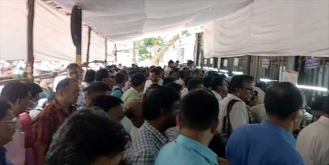 उष्माघाताच्या बळींनंतरही सरकारला शहाणपण येईना, मंत्रालयाबाहेर गर्दी