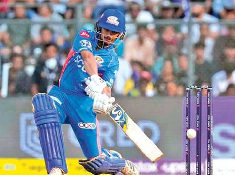 मुंबईची विजयी घोडदौड सुरूच; कोलकात्यावर पाच विकेटने मात