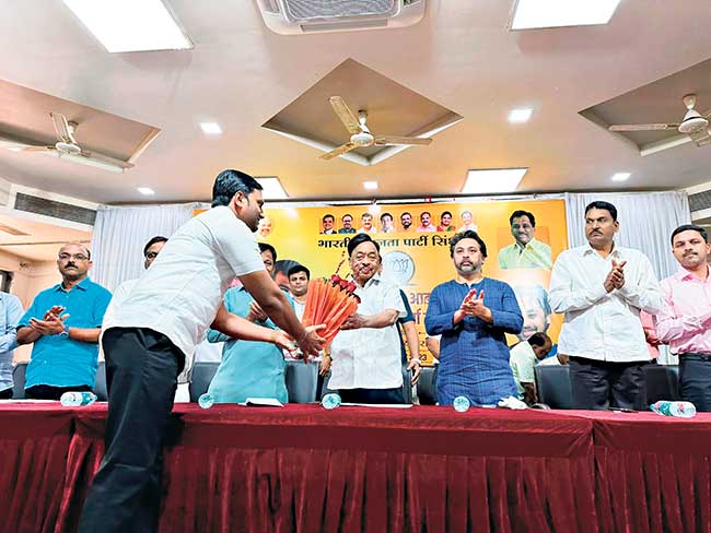 भाजपच्या बुथ सक्षमीकरण आढावा बैठकीत नारायण राणे यांचा कार्यकर्त्यांशी संवाद