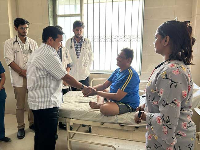 आमदार नितेश राणे यांनी केली श्री सदस्यांची विचारपूस