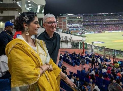 अॅपलचे सीइओ टीम कूक यांनाही आयपीएलची भूरळ, सोनम कपूरसोबत लावली हजेरी