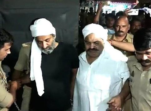 यूपीचा गँगस्टर अतिक अहमदची भावासह हत्या