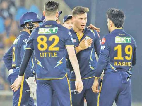 गुजरातच्या गोलंदाजीसमोर मुंबईचे लोटांगण