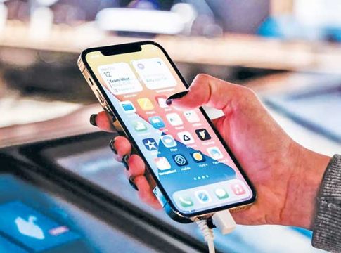 मोबाईल बघत असलेल्या पत्नीने जेवण देण्यास दिला नकार, पतीने दुसऱ्या मजल्यावरून खाली फेकले