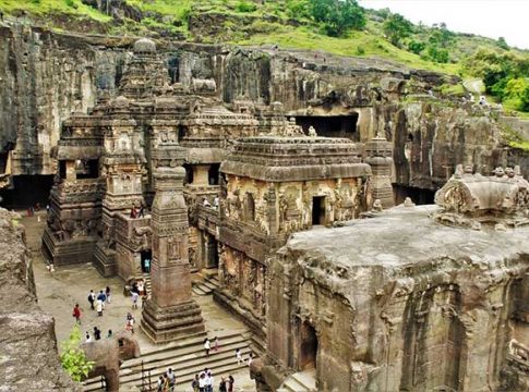 अजिंठा, वेरुळ लेणीतील पर्यटकांवर मधमाशांचा हल्ला
