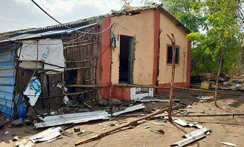वादळी वाऱ्याने छप्पर अंगावर कोसळून वऱ्हाडी जखमी